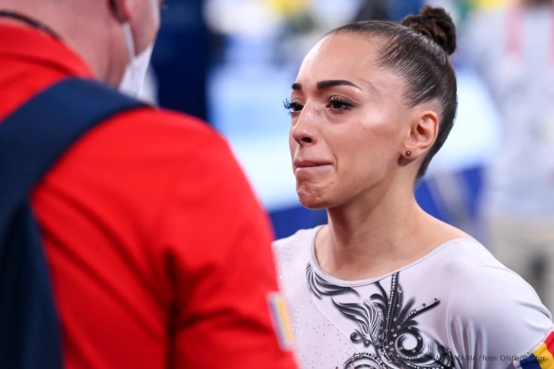 Larisa Iordache, cu lacrimi în ochi, după ce a ratat finala de la bârnă, la JO 2020. FOTO: COSR / Facebook