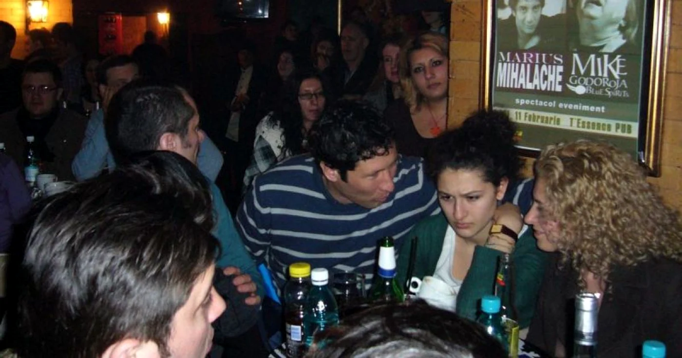 Petrecăreţi în Pub