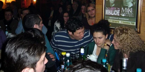 Petrecăreţi în Pub