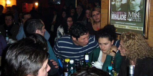 Petrecăreţi în Pub