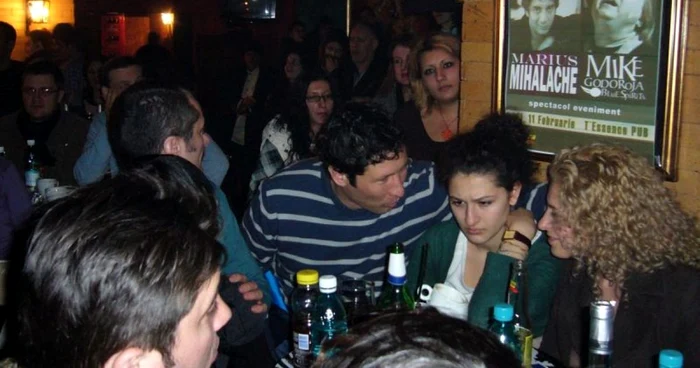 Petrecăreţi în Pub