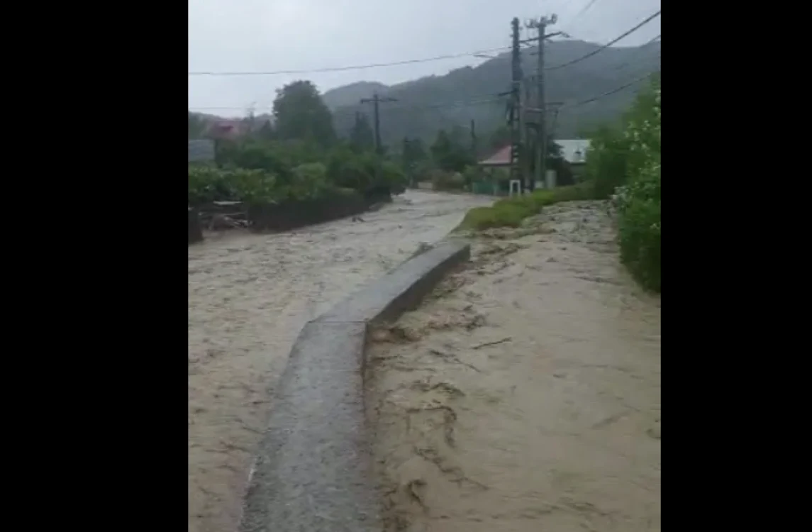 Viitura a afecatat un drum comunal şi zeci de gospodării din Proviţa de Jos FOTO Captura Video