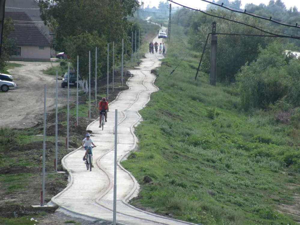 Piste de biciclete pe malul Begăi Foto