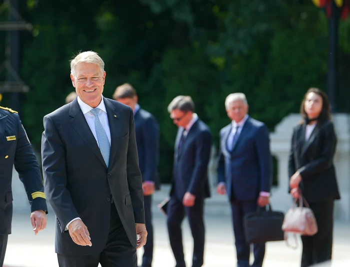 Klaus Iohannis merge la incoronare jpg