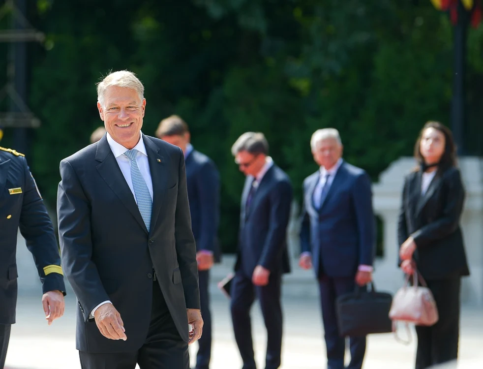 Klaus Iohannis merge la incoronare jpg