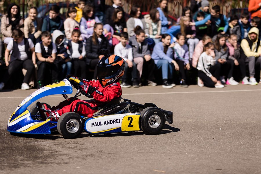 Acțiuni de promovare a kartingului electric, în Târgoviște. Mini-circuit amenajat în curtea unei școlii 