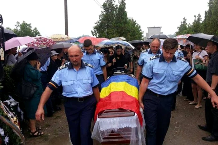 Foştii colegi ai tânărului au purtat sicriul acestuia.