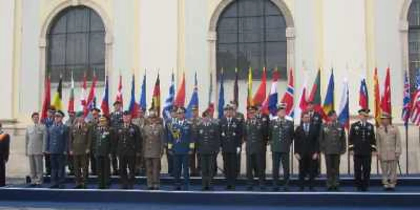 Parada la deschiderea conferintei NATO de la Sibiu