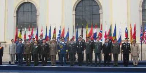 Parada la deschiderea conferintei NATO de la Sibiu