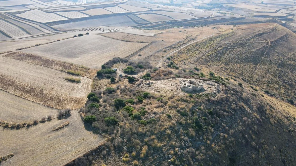 Vedere aeriană a sitului Nuraghe Barru din Sardinia (© Lars Heinze)