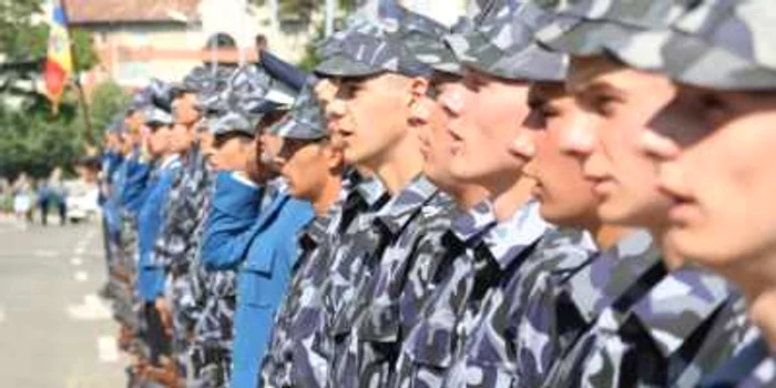 Suporterii vor fi supravegheaţi de jandarmi în timpul meciurilor cu ajutorul camerelor ascunse