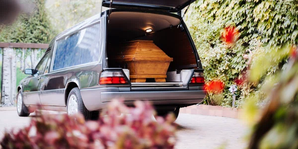 Servicii funerare inmormantare shutterstock 1719686554 jpg