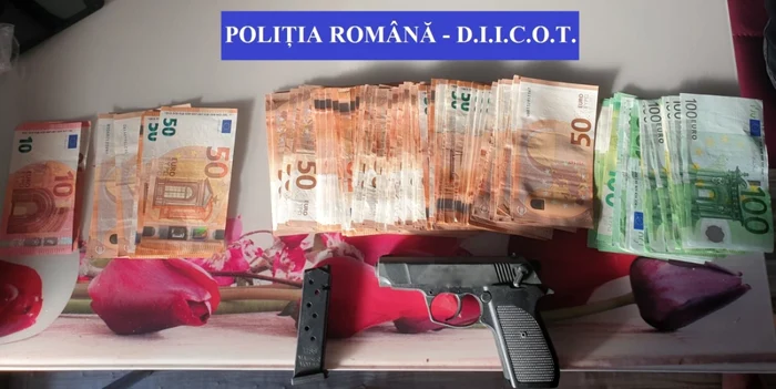 Bani obţinuţi prin fraude informatice de hackeri vâlceni confiscaţi de DIICOT Foto Poliţia Română - DIICOT