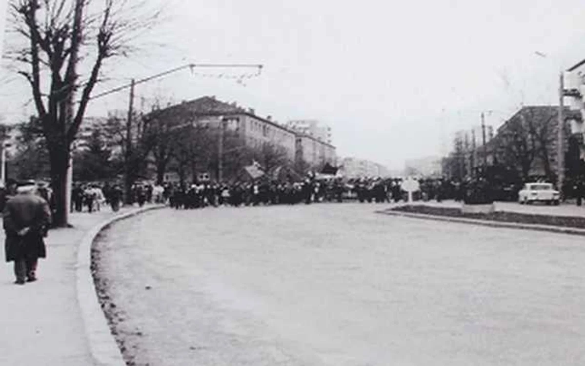 În 15 noiembrie 1987, miile de protestatari au ocupat principalul bulevard din Brașov, apoi au devastat Consiliul Județean și Primăria orașului