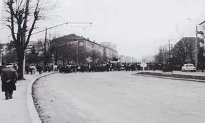 În 15 noiembrie 1987, miile de protestatari au ocupat principalul bulevard din Brașov, apoi au devastat Consiliul Județean și Primăria orașului jpeg