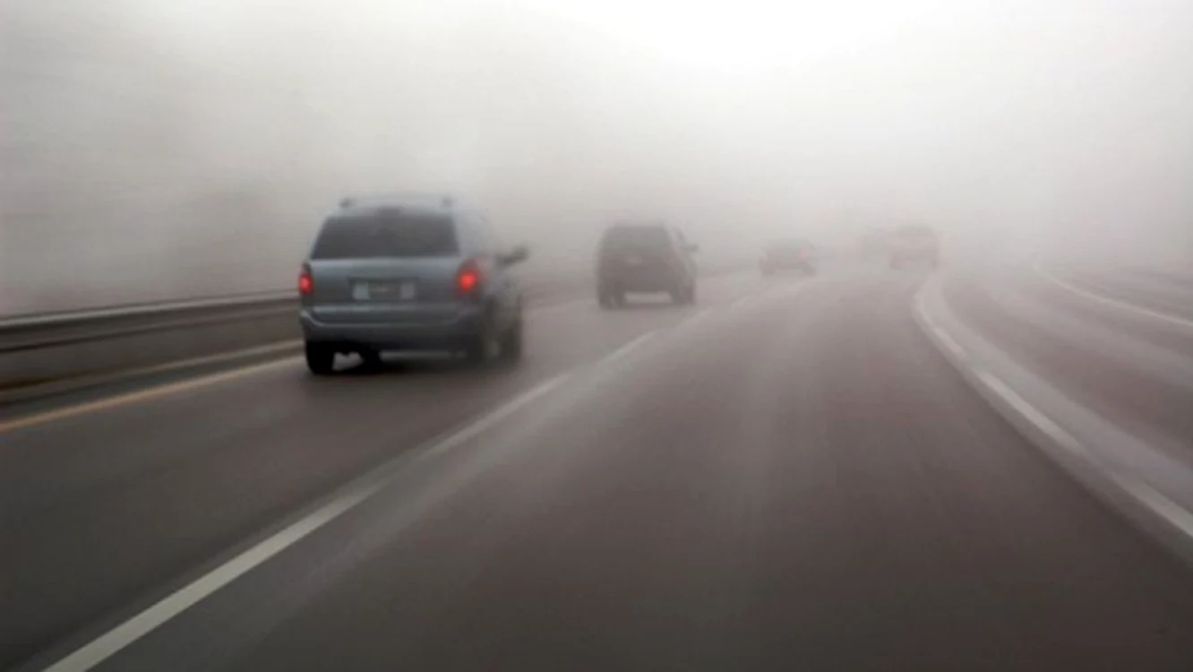 Pe mai multe drumuri naționale, dar și pe Autostrasa Soarelui vizibilitatea este redusă