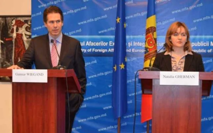 Natalia Gherman, viceministrul
Afacerilor Externe si Integrarii Europene si Gunnar Wiegand, director in cadrul Serviciului European al Actiunii Externe. FOTO mfa.gov.md