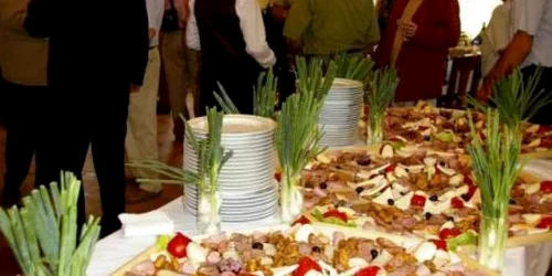 Preţul unui meniu este de minim 100 de lei