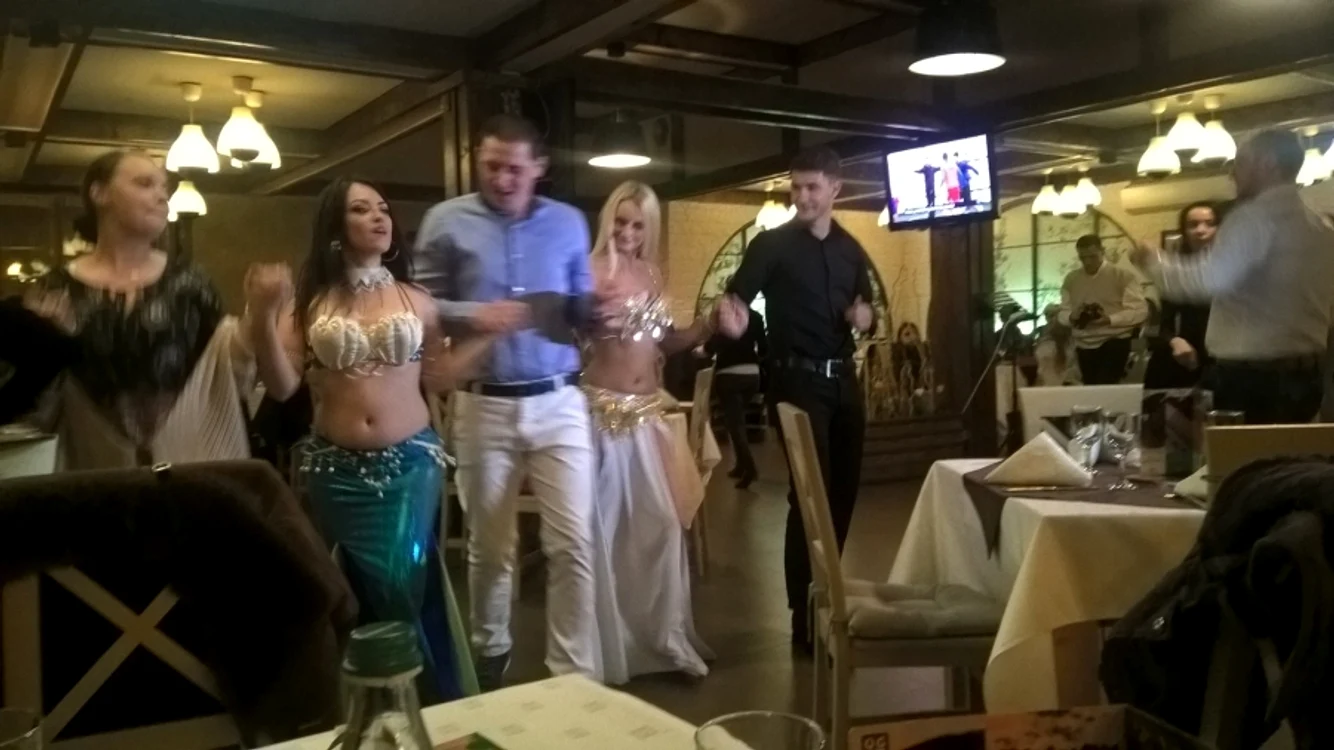 Clienţii localului au "rupt" ringul de dans pe muzica lui Nelu Ploieşteanu