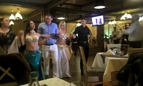 Clienţii localului au "rupt" ringul de dans pe muzica lui Nelu Ploieşteanu jpeg