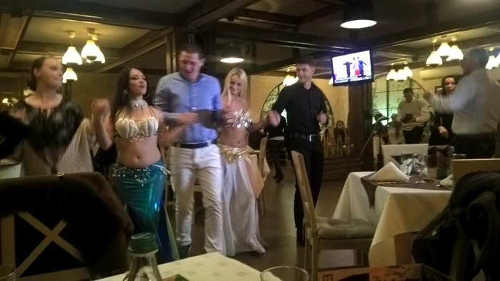 Clienţii localului au "rupt" ringul de dans pe muzica lui Nelu Ploieşteanu