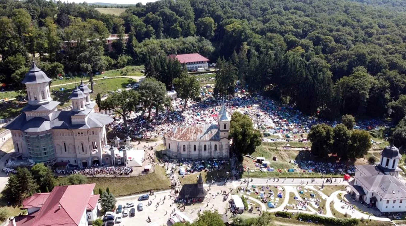 
    Peste 10.000 de pelerini, la mănăstirea Niculafoto: Dejeanul.ro  