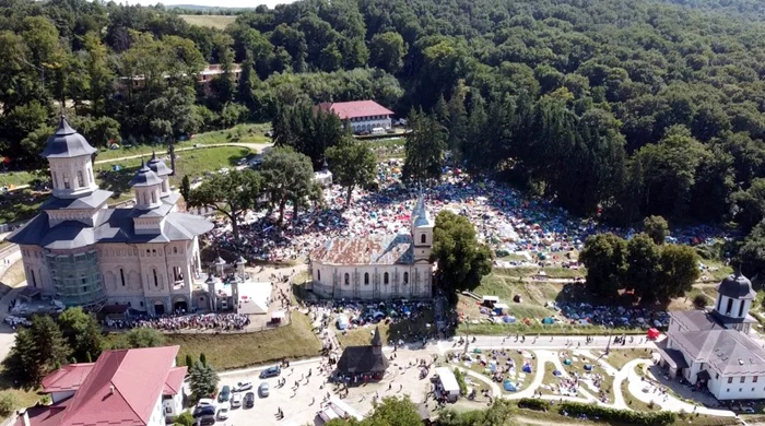 Peste 10.000 de pelerini, la mănăstirea Niculafoto: Dejeanul.ro