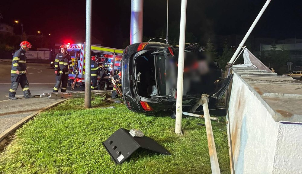 Un șofer care avea permisul suspendat din cauza alcoolului a murit după ce a a intrat cu mașina în zidul unei benzinării