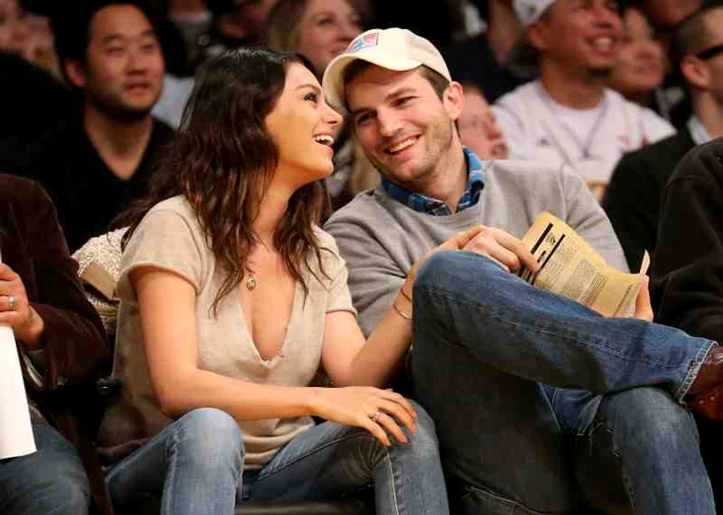 
    Ashton Kutcher (37 de ani) și Mila Kunis (32 de ani) au petrecut ziua de naștere a frumoasei vedete în restaurantul Toca Madera din Hollywoodfoto: Splashnews  