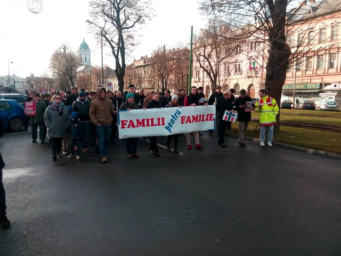 Arădenii au pornit în marş