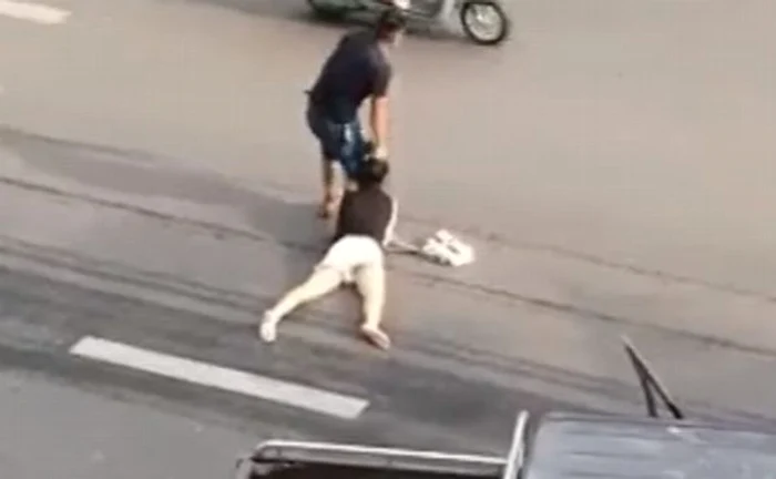 O femeie a fost târâtă de păr pe stradă, sub ochii trecătorilorfoto: captură video