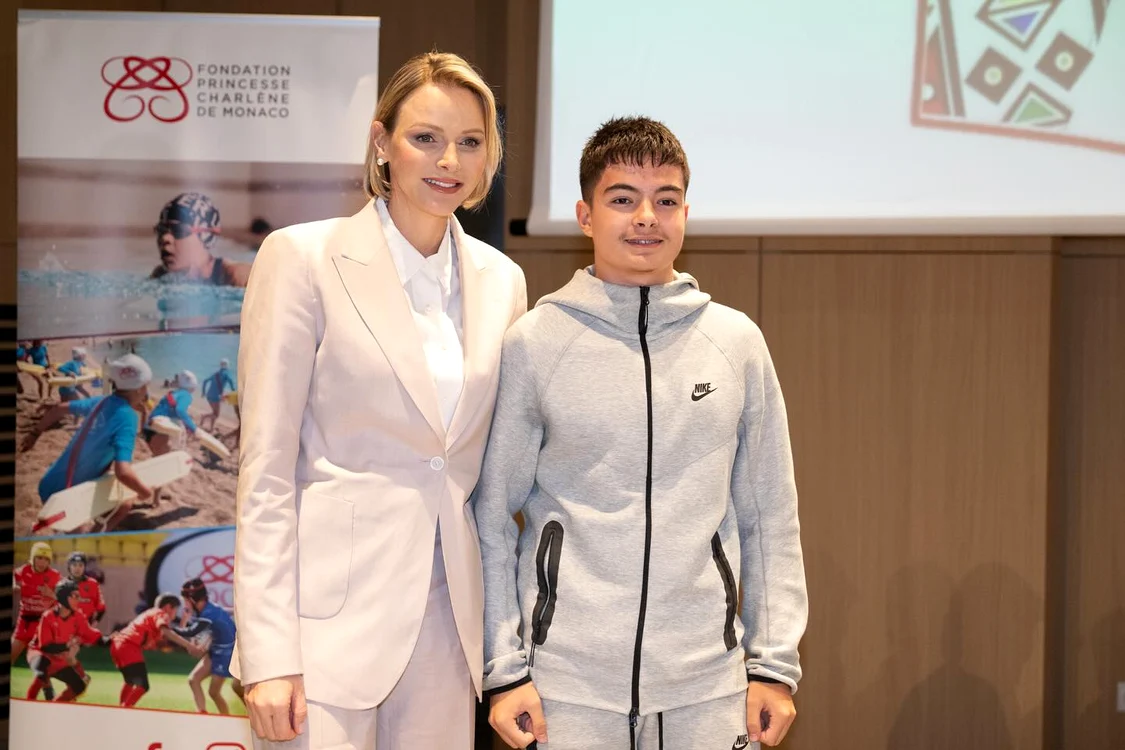 Prințesa Charlene de Monaco în roz, Facebook jpg