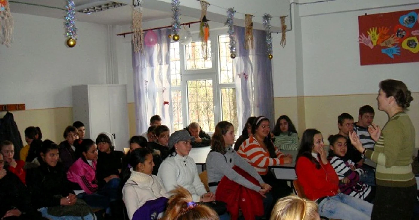 Elevii de la Colegiul Tehnic "Edmond Nicolau" au fost informaţi cu privire la consecinţele consumului de droguri