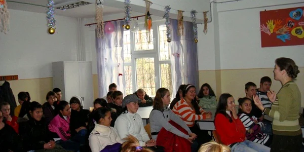 Elevii de la Colegiul Tehnic "Edmond Nicolau" au fost informaţi cu privire la consecinţele consumului de droguri