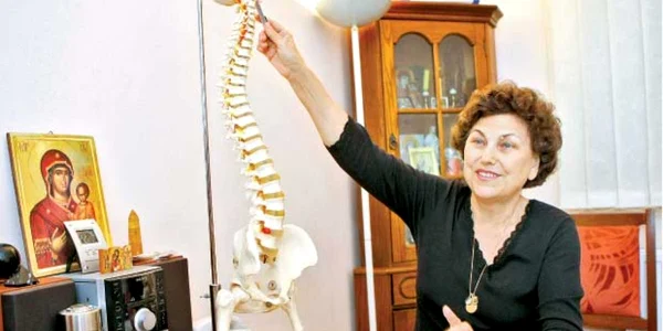 Maria Kant este printre puţinii medici din România care practică procedura numită chiroterapie  