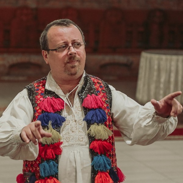Un profesor de religie a fost arestat pentru hărţuirea şi agresarea unei minore. Ce mesaje îi trimitea fetei