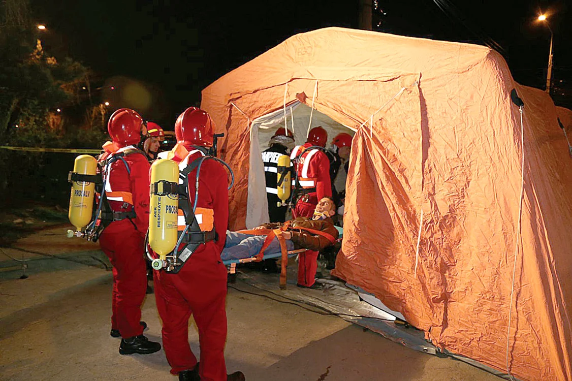 Li s-au acordat îngrijiri medicale în corturile de urgenţă