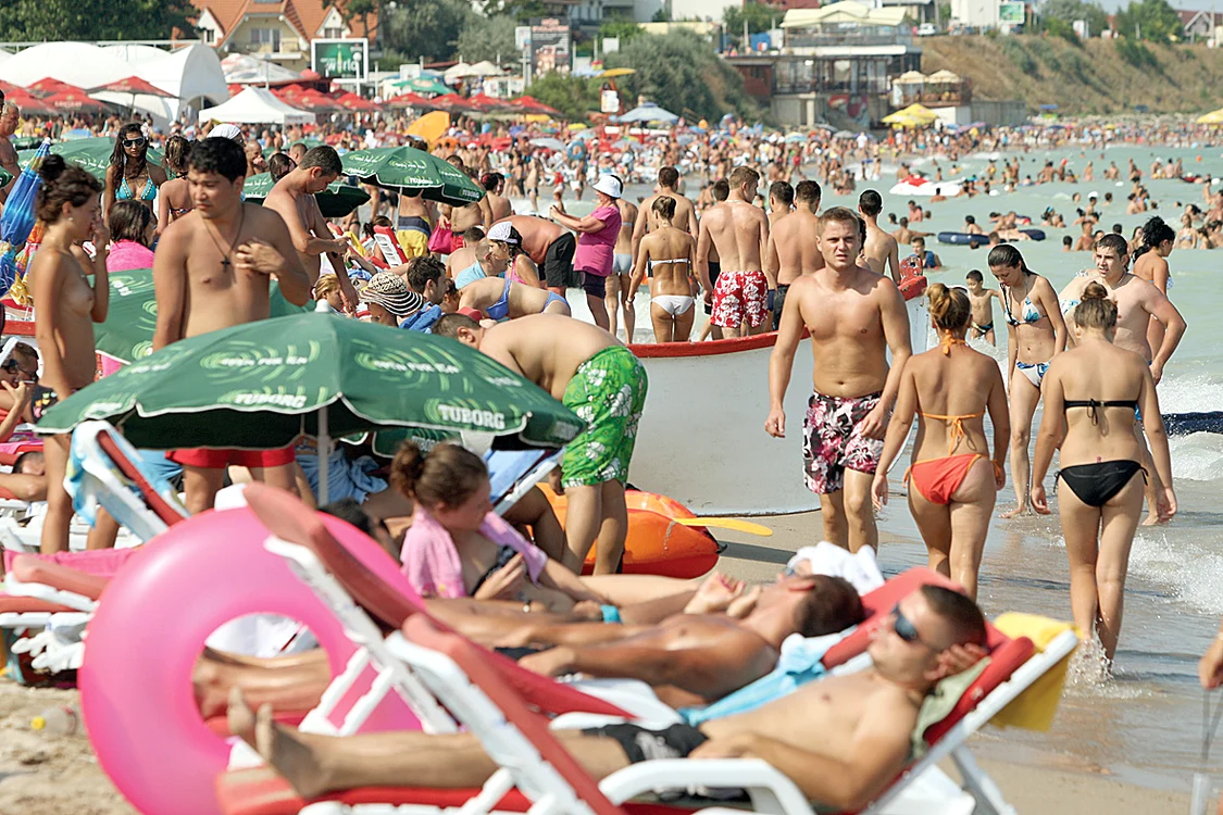 Oameni la plajă pe litoralul românesc