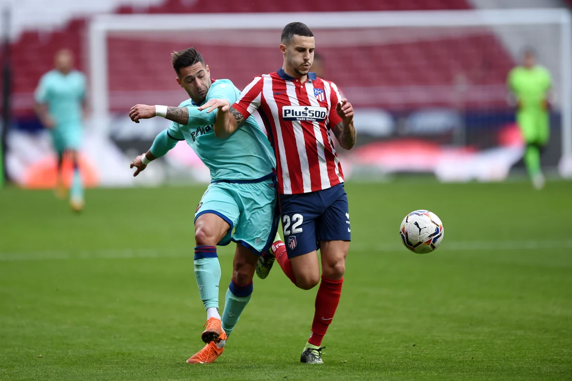 
    Sergio Leon se luptă pentru balon cu Mario HermosoFoto: Guliver / GettyImages  