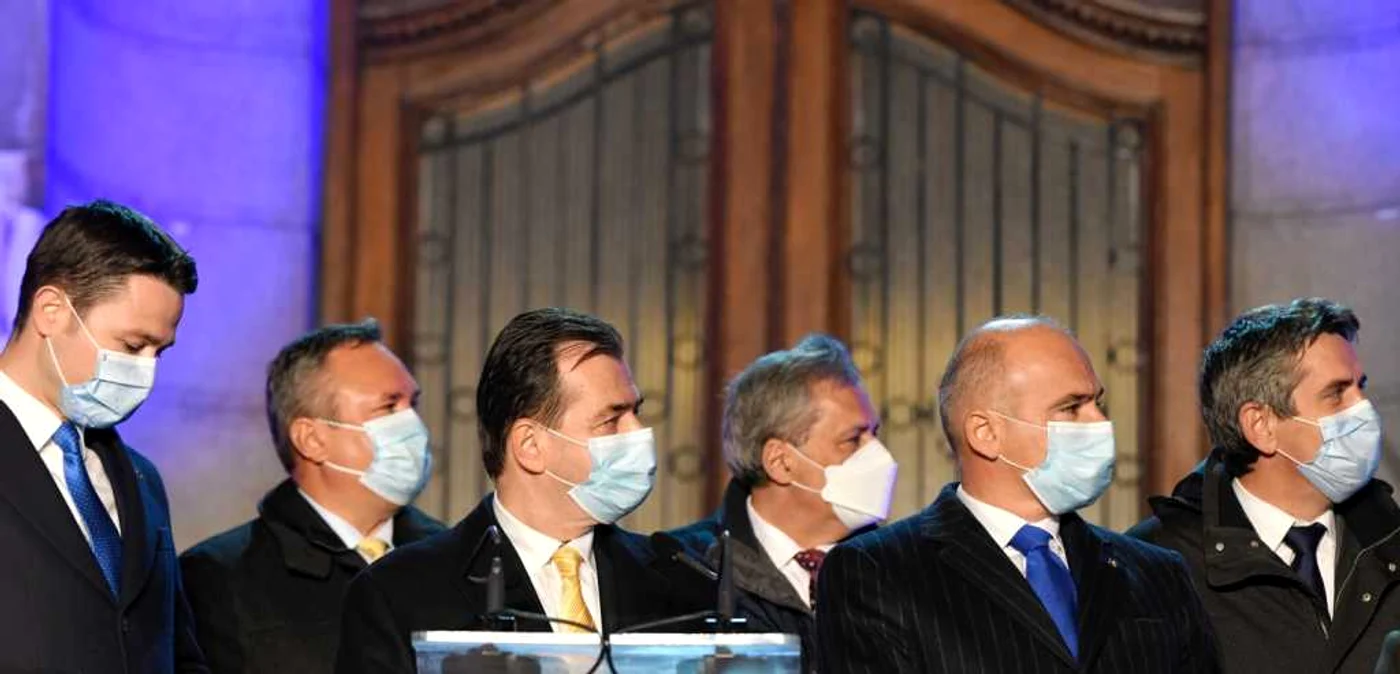 Ludovic Orban, încadrat de cei doi lideri care îi cer demisia, Robert Sighiartău şi Rareş Bogdan. FOTO Mediafax / Andreea Alexandru
