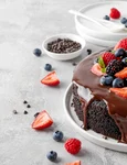 Tort de negresa cu fructe de padure  Sursa foto shutterstock 2314570581 jpg