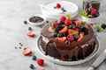 Tort de negresa cu fructe de padure  Sursa foto shutterstock 2314570581 jpg
