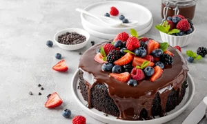 Tort de negresa cu fructe de padure Sursa foto shutterstock 2314570581 jpg