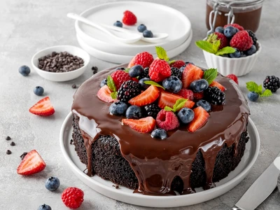 Tort de negresa cu fructe de padure  Sursa foto shutterstock 2314570581 jpg