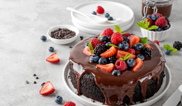 Tort de negresa cu fructe de padure  Sursa foto shutterstock 2314570581 jpg