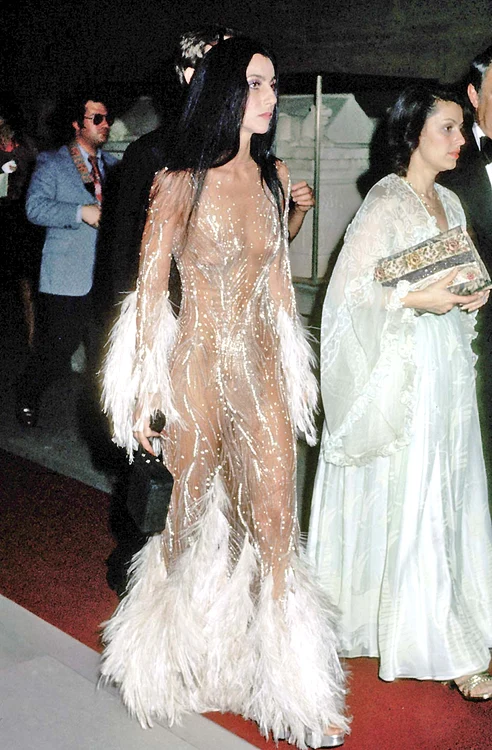 1974. A venit aproape  goală într-o  ţinută semnată de Bob Mackie