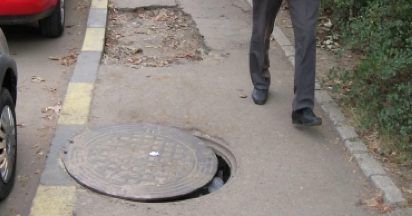 Suceava: Doi vânjoși tineri suceveni au dat de necaz deoarece “colecționau” capace de canal