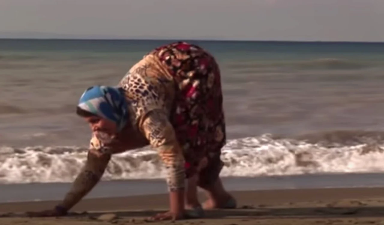 Câțiva membri ai unei familii din Turcia merg „în patru labe”. Foto Captură video YouTube