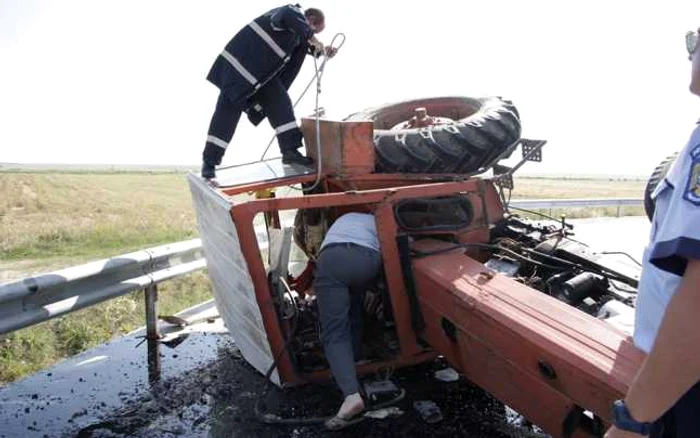 Pasagerul din tractor a murit. ARHIVĂ.