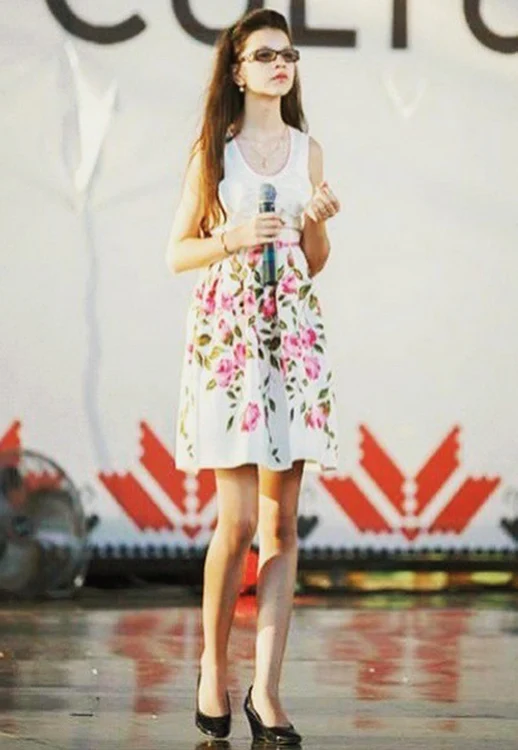 La 13 ani, Cleopatra are alură de fotomodel şi se machiază puternic, ca în reviste